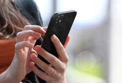 Zakupy ze smartfonem w ręku. Coraz częściej sięgamy po promocje z telefonu