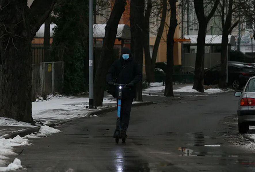 Donald Tusk w Warszawie na hulajnodze 