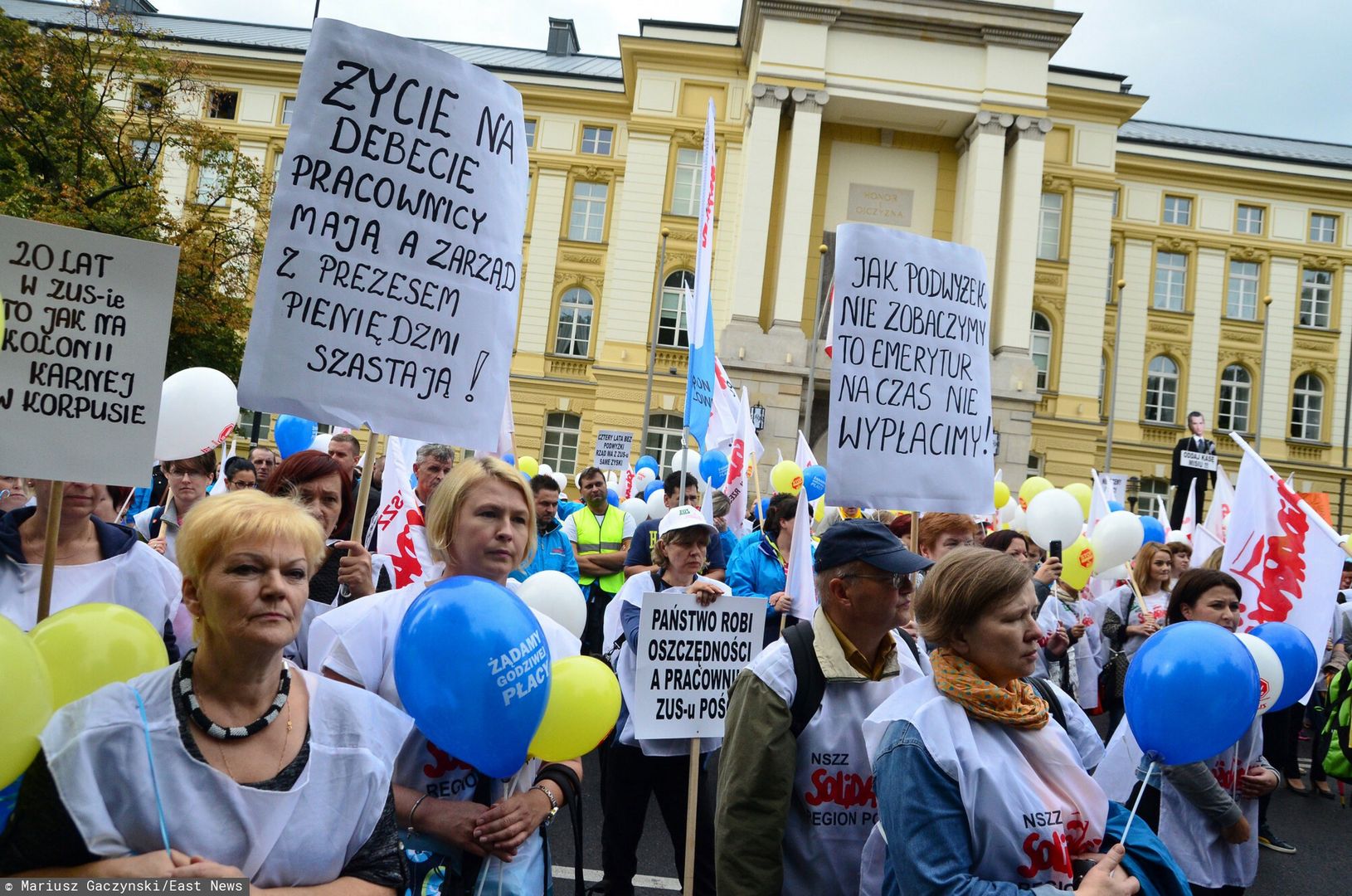 W ZUS-ie mają dość i grożą strajkiem. Na zdjęciu protest pracowników pod Kancelarią Premiera w 2015 roku 