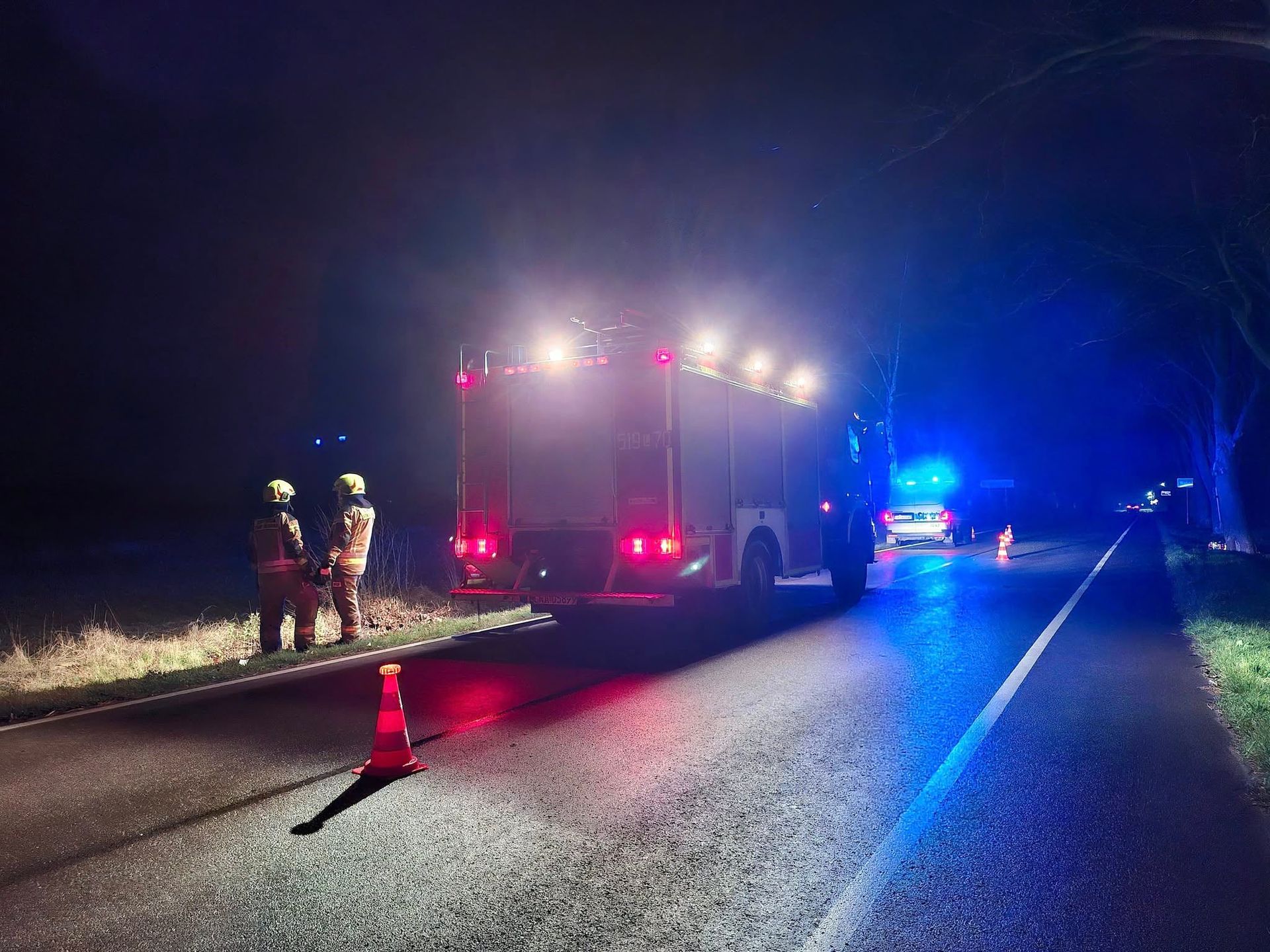 Wypadek na lokalnej drodze w powiecie radzyńskim. Opel uderzył w drzewo