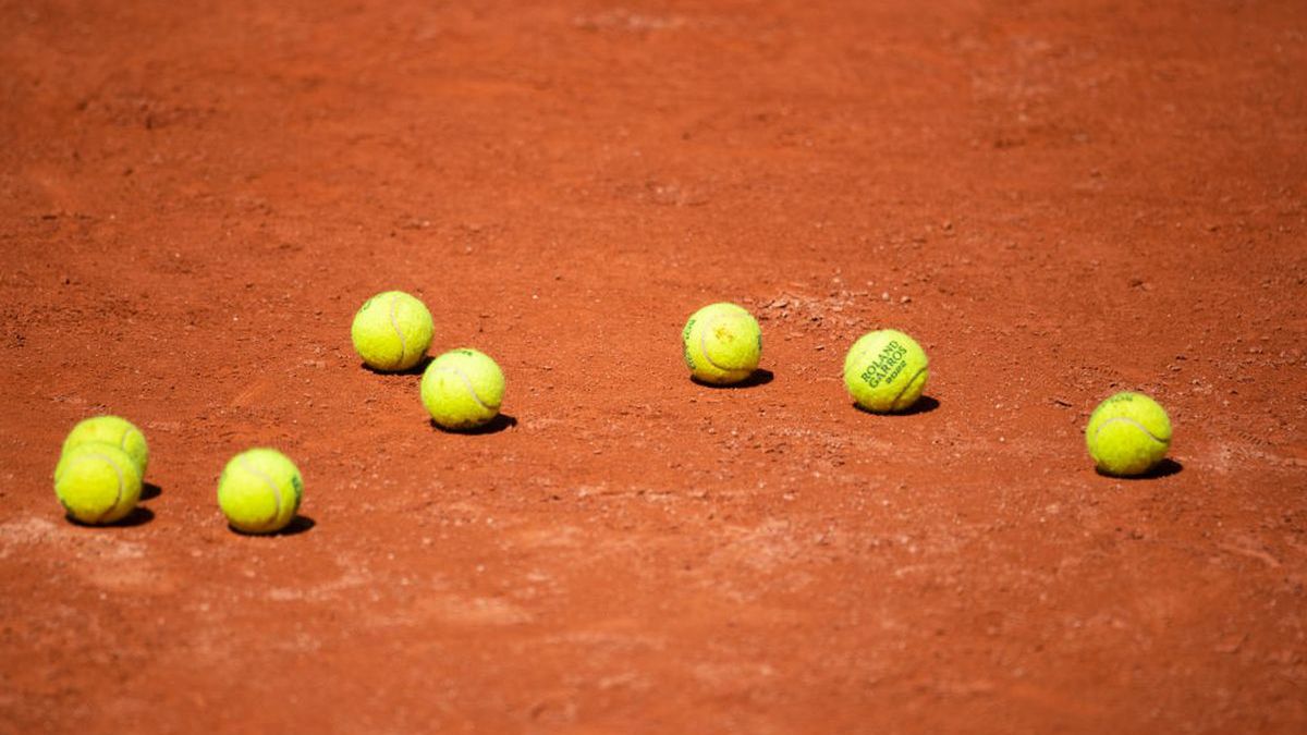 piłki na tenisowym korcie