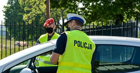 Żandarmeria wojskowa skontroluje kierowców, ale nie zawsze. (Raz jeszcze) tłumaczymy przepisy