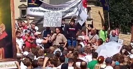Gorąco w Warszawie. Protestujący tłum maszeruje pod budynek Ministerstwa Zdrowia