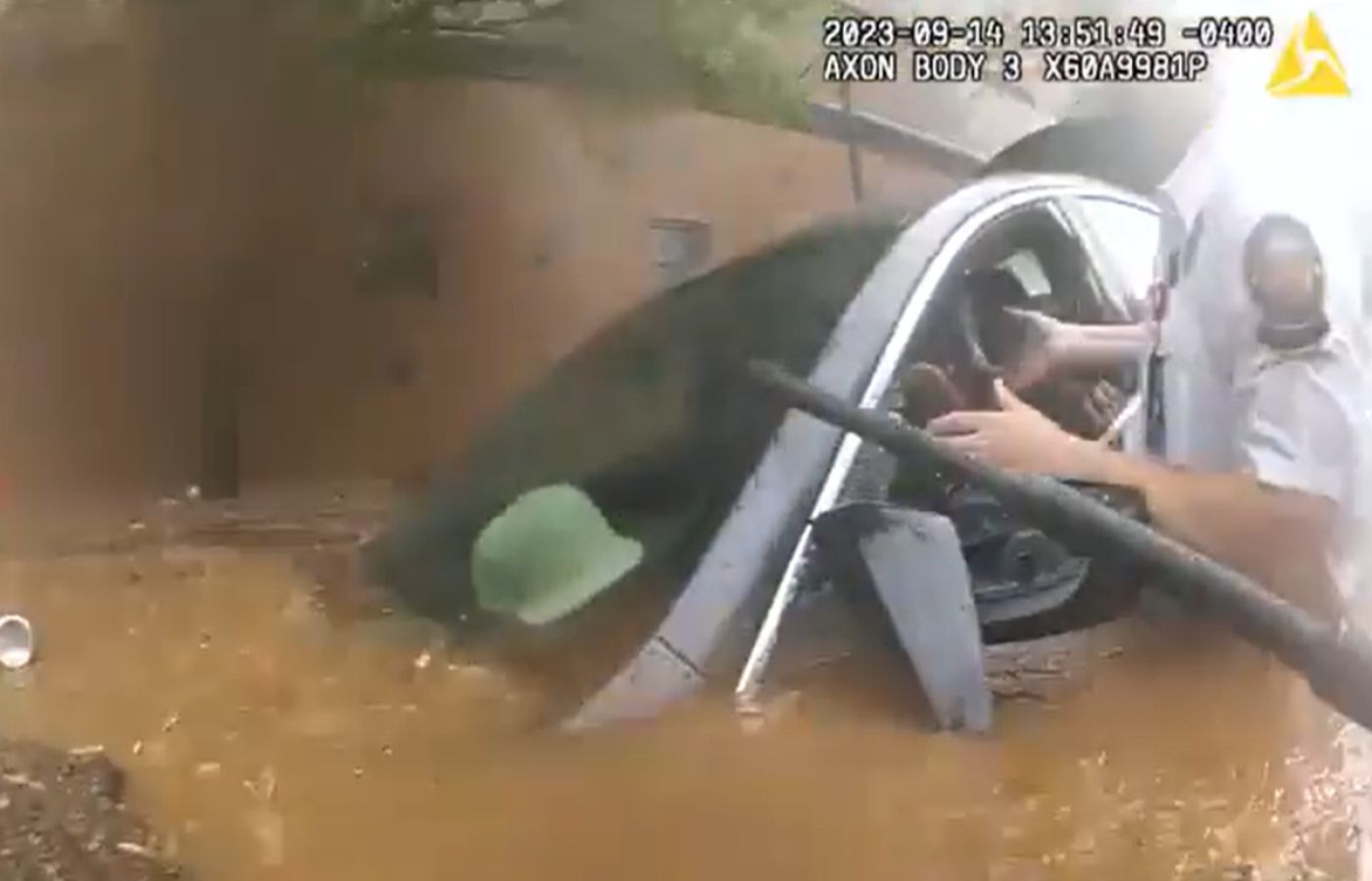 Samochód jak śmiertelna pułapka. Powódź uwięziła kierowcę
