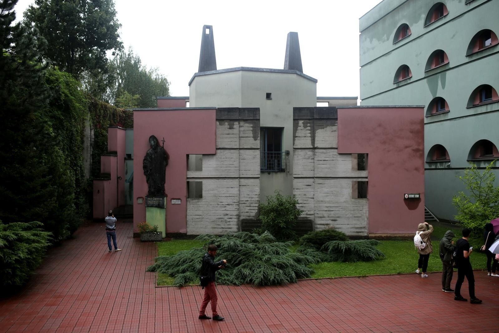 Kraków. Centrum Resurrectionis, Kościół Emaus - wybudowano w latach 1985-1996 w stylu postmodernistycznym według projektu architekta Dariusza Kozłowskiego, pracownika Politechniki Krakowskiej.