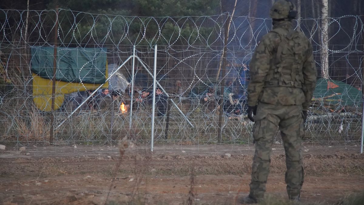 Kuźnica, 12.11.2021. Żołnierz przy granicy polsko-białoruskiej w okolicy przejścia granicznego w Kuźnicy, 10 bm. Na polsko-białoruskiej granicy trwa kryzys migracyjny. (amb) PAP/16 Dywizja Zmechanizowana ***HANDOUT EDITORIAL USE ONLY NO SALES***