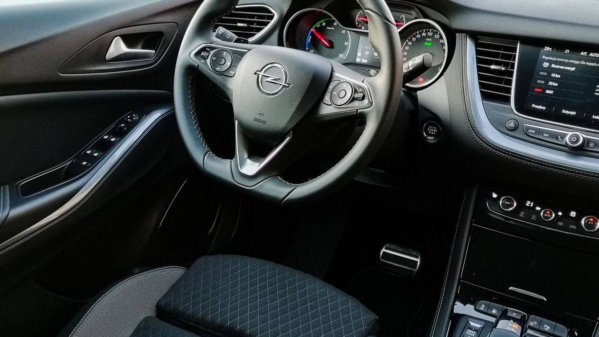 Opel Grandland X Hybrid4: Napęd hybrydowy, system odzyskiwania energii oraz wsparcie kierowcy 1
