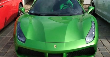 Zielone ferrari 488 spider zostało skradzione nad morzem. To znany egzemplarz