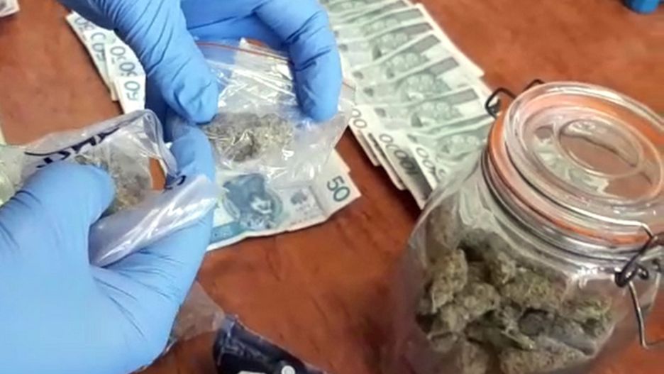 Warszawa. Zabezpieczone przez policjantów pieniądze i narkotyki