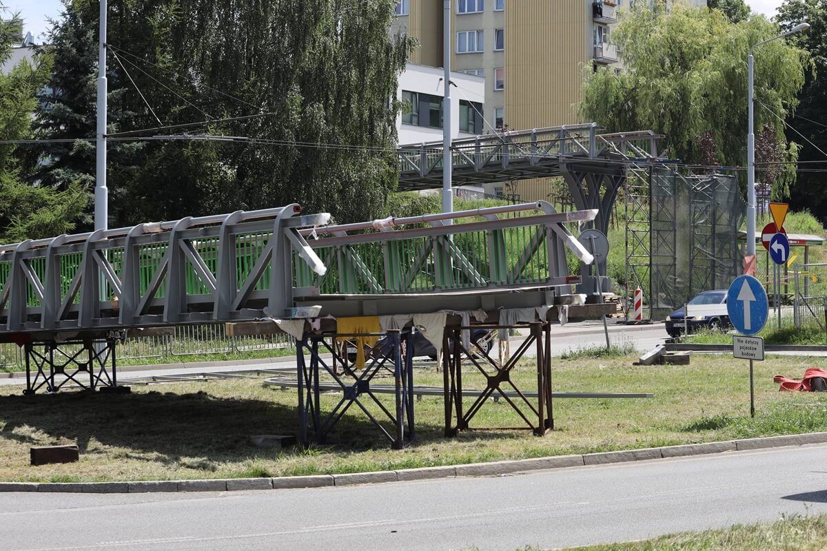 Montaż elementów kładki dla pieszych na ul. Filaretów
