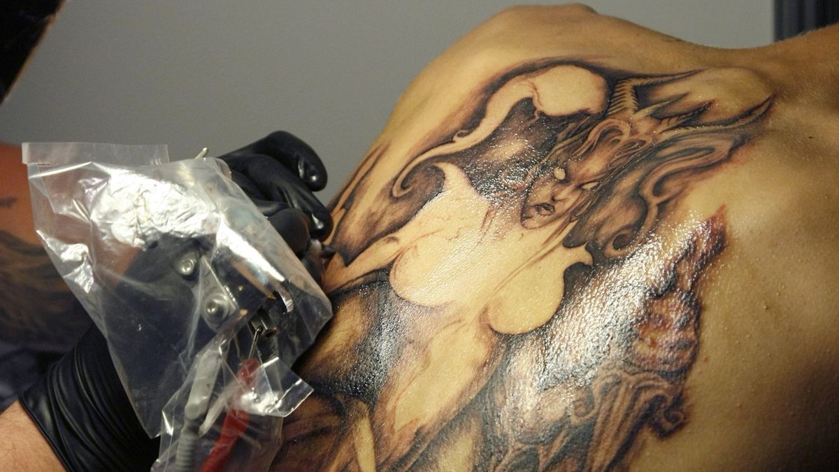 SK:, , fot. Engelbrecht/AKPAlipiec 2009, tatuaż, studio tatuażu