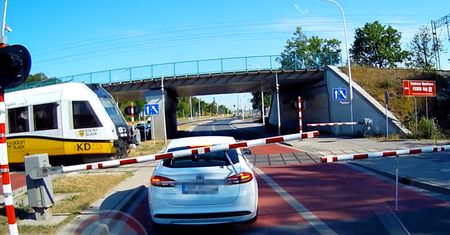 Mistrz w Mondeo na przejeździe kolejowym. To trzeba zobaczyć