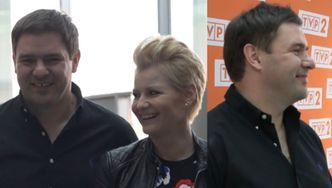 Uśmiechnięty Karolak na konferencji prasowej "Rodzinki.pl"