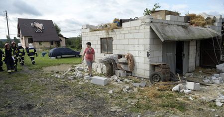 Zerwane dachy i połamane drzewa. Niszczące burze