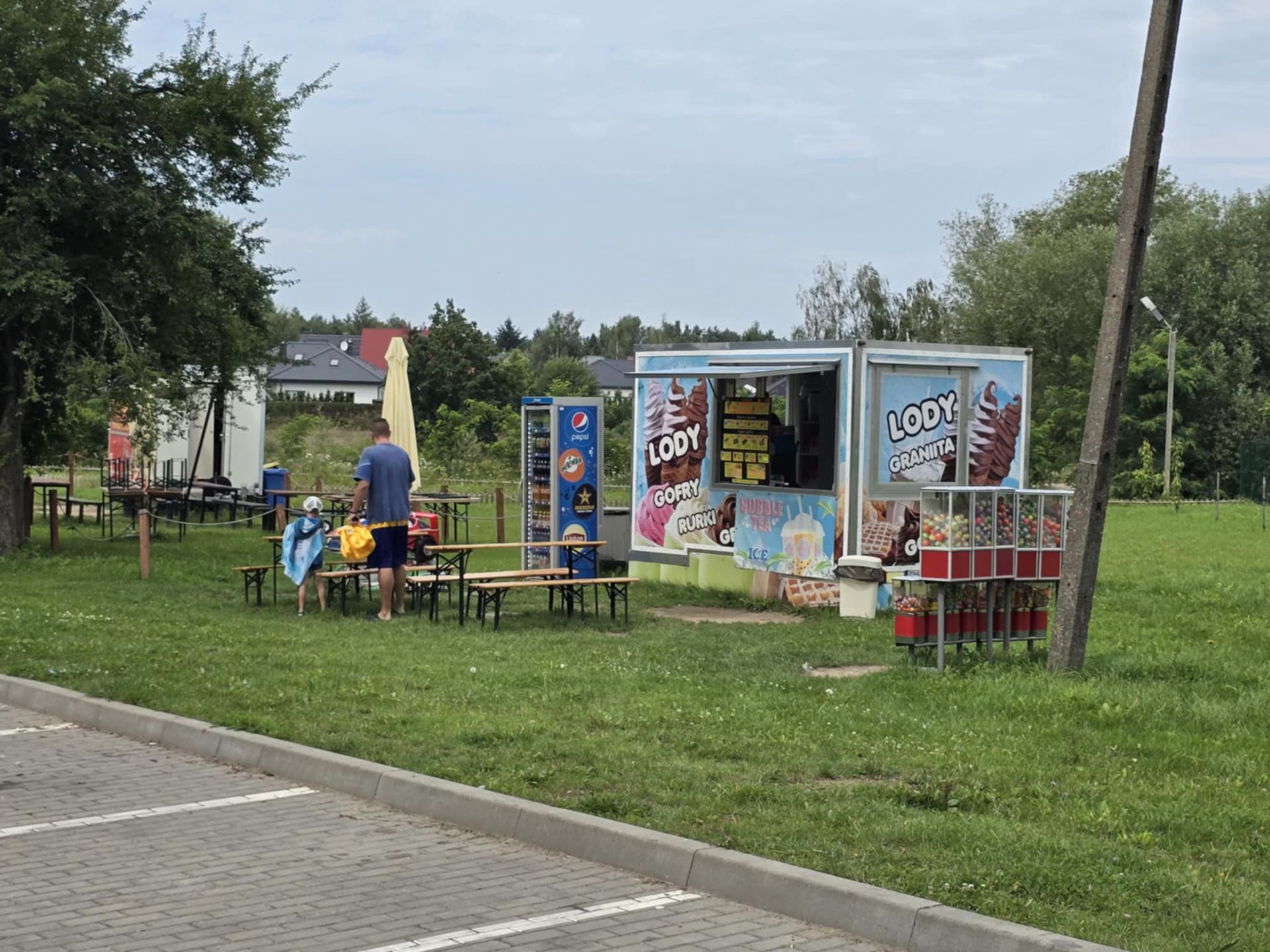 W pobliżu plaży znajduje się budka z lodami i goframi