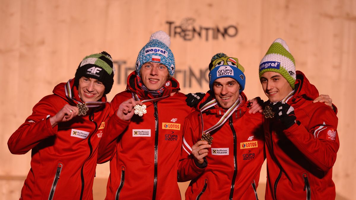 brązowi medaliści konkursu drużynowego MŚ 2013 w Predazzo Od lewej Kamil Stoch, Dawid Kubacki, Piotr Żyła i Maciej Kot