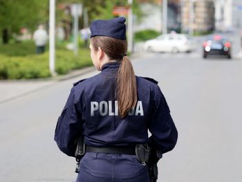 Niezbędne rzeczy w domu. Policjantka radzi na wypadek ewakuacji