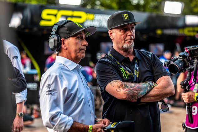 Joe Parsons (z prawej) wszedł do żużla poprzez współpracę z Gregiem Hancockiem (z lewej) (fot. Monster Media/Mateusz Wójcik)