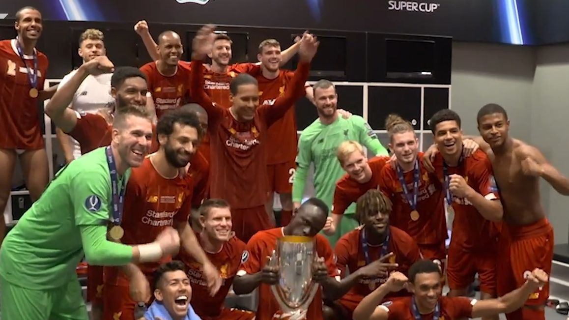 piłkarze Liverpoolu świętują zdobycie Superpucharu Europy