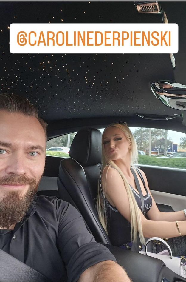 Krzysztof Stanowski chwali się zdjęciem z wypadu na drinka z Caroline Derpienski. Fani powątpiewają w obiektywizm dziennikarza