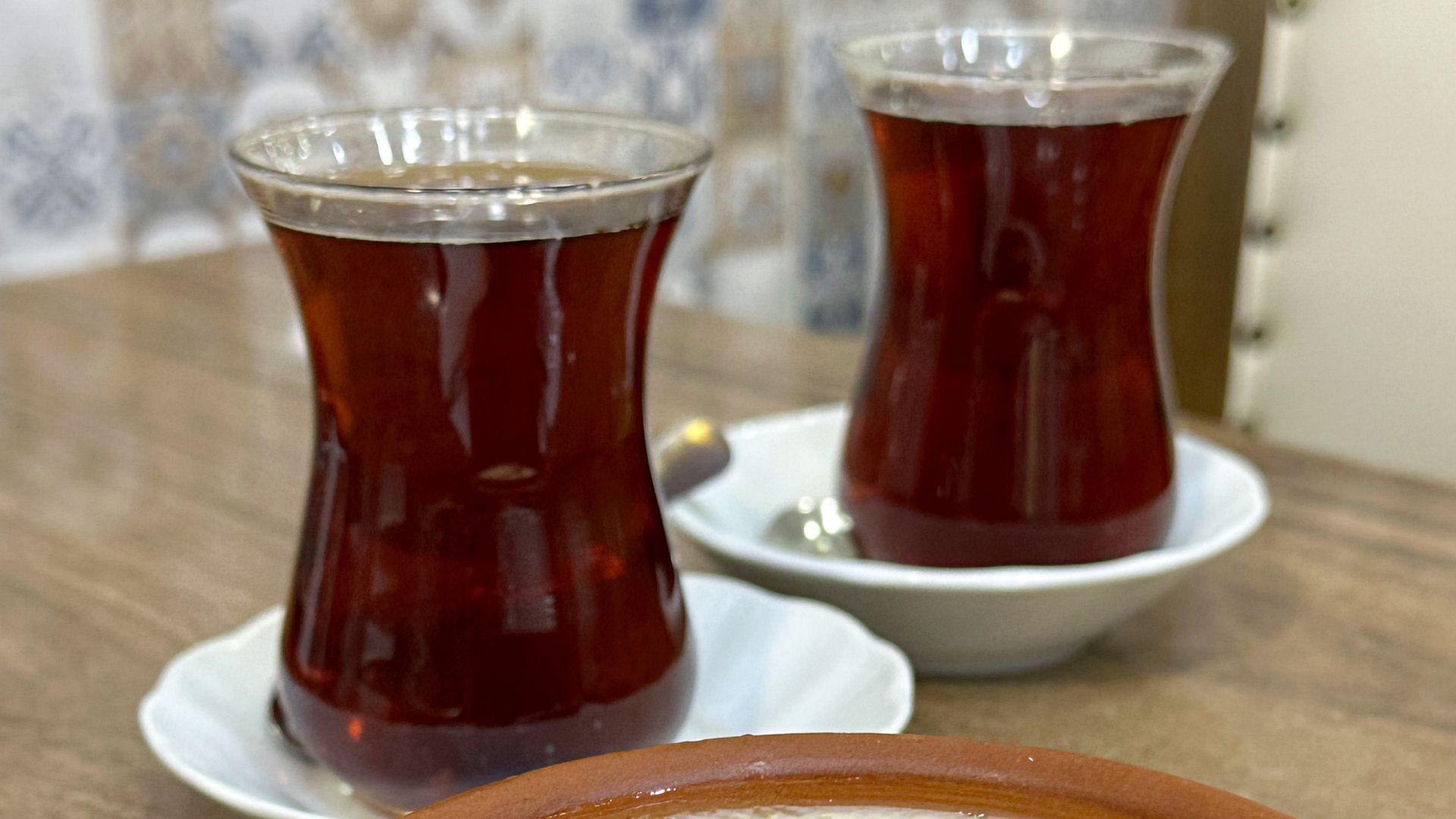 Picie gorącej herbaty pobudza naturalne mechanizmy termoregulacji organizmu.