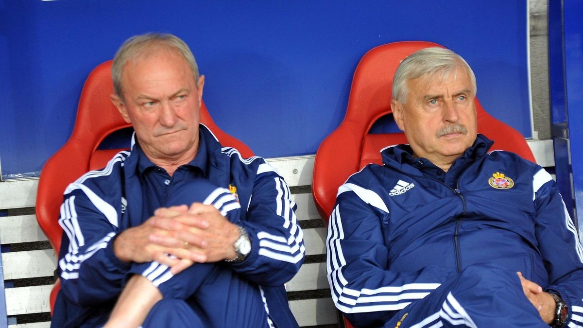 Ustawa dezubekizacyjna uderzy w piłkarzy takich jak Kazimierz Kmiecik (na zdj. z prawej).