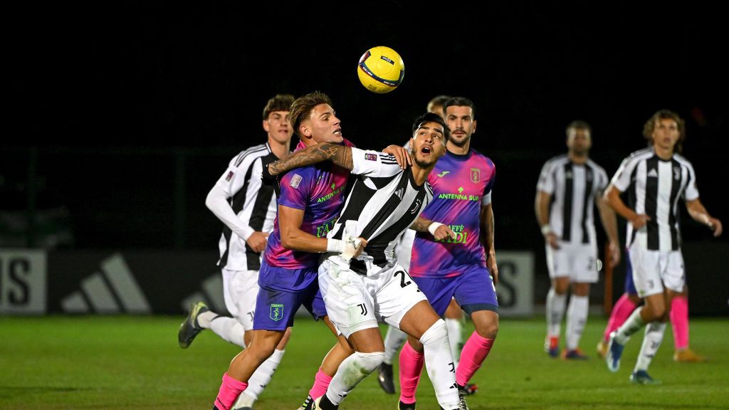 Getty Images / Filippo Alfero - Juventus FC / Na zdjęciu: Piłkarze Taranto (w kolorowych koszulkach) podczas meczu z Juve Stabia