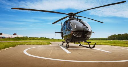 Ląduje helikopterem we wsi. Mieszkańcy protestują, właściciel tłumaczy