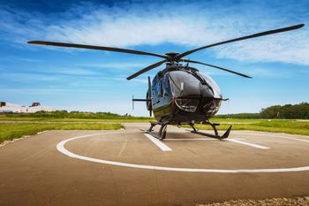 Ląduje helikopterem we wsi. Mieszkańcy protestują, właściciel tłumaczy