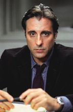 Andy Garcia i Rob Riggle z udawanymi policjantami