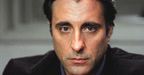 Andy Garcia i Rob Riggle z udawanymi policjantami