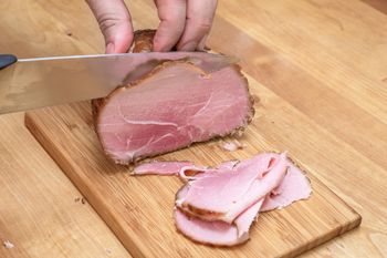 Jest w wielu produktach. Niszczy wątrobę i żołądek