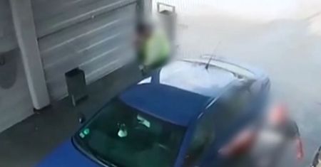 Chciał umyć samochód na myjni. Prawie go stracił [WIDEO]