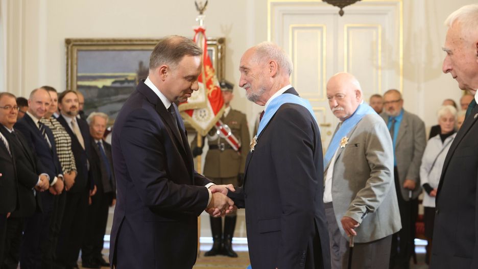 Order Or?a Bia?ego dla Antoniego Macierewicza
23.09.2022 Warszawa, Belweder Prezydent Rzeczypospolitej Polskiej Andrzej Duda wreczyl  najwyzsze odznaczenia panstwowe Orderow Orla Bialego, zasluzonym dla Rzeczypospolitej., fot. Tomasz Jastrzebowski/REPORTER
n/z: Andrzej Duda, Antoni Macierewicz, Miroslaw Chojecki
n/z: Piotr Naimski
Tomasz Jastrzebowski/REPORTER