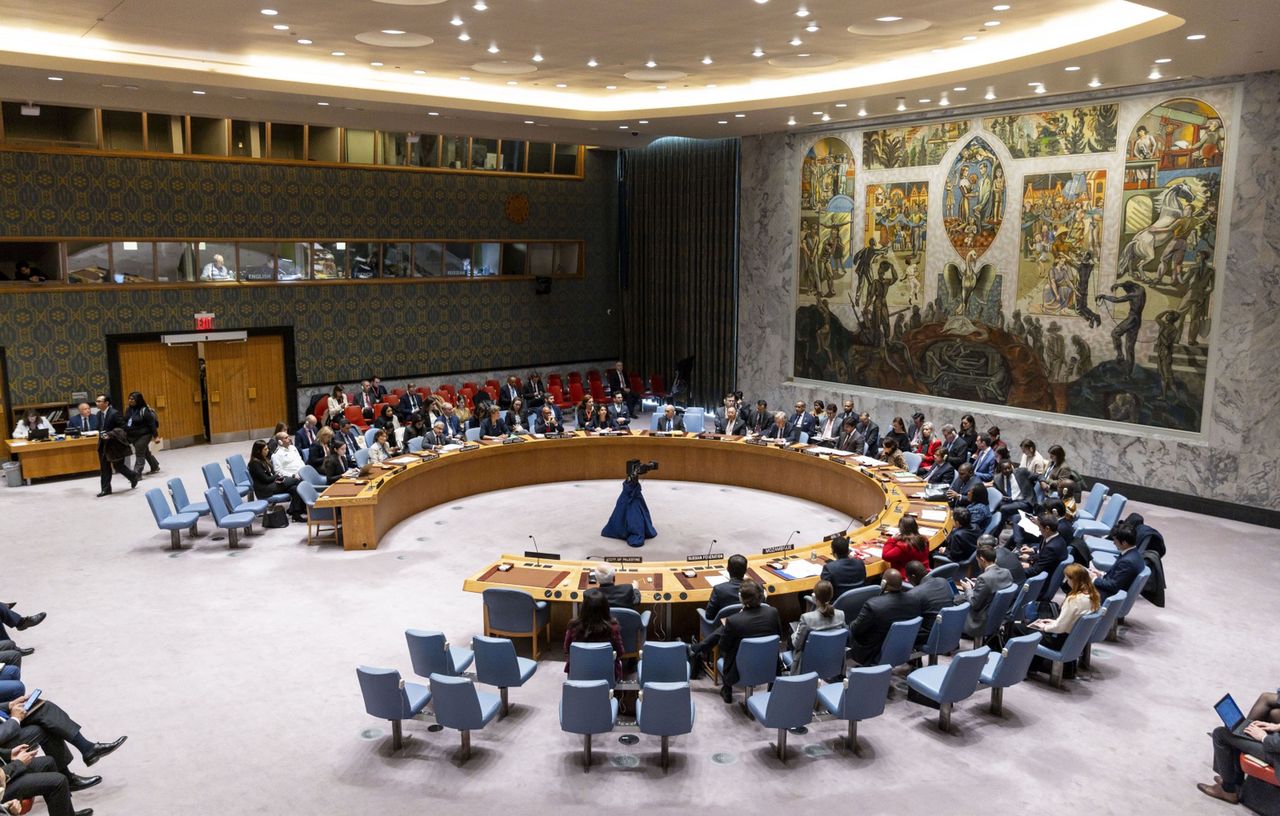 US vetoes at UN, the United Kingdom abstains from voting