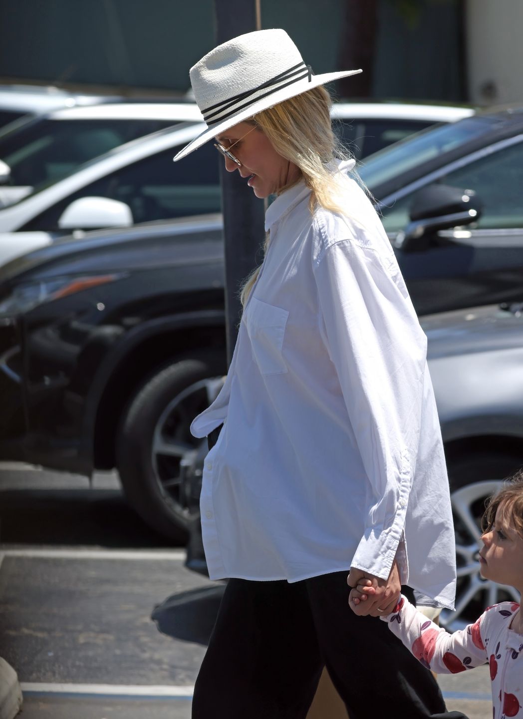 Cameron Diaz unika paparazzi podczas spaceru z córką