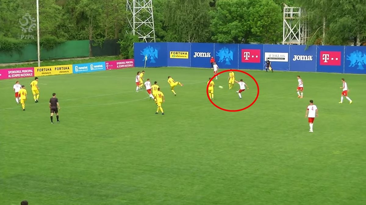 Moment strzału Patryka Kusztala w meczu reprezentacji Polski U-16