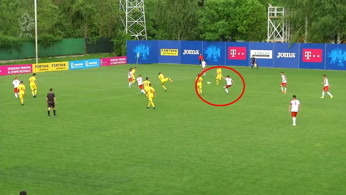 YouTube / Łączy nas piłka / Moment strzału Patryka Kusztala w meczu reprezentacji Polski U-16