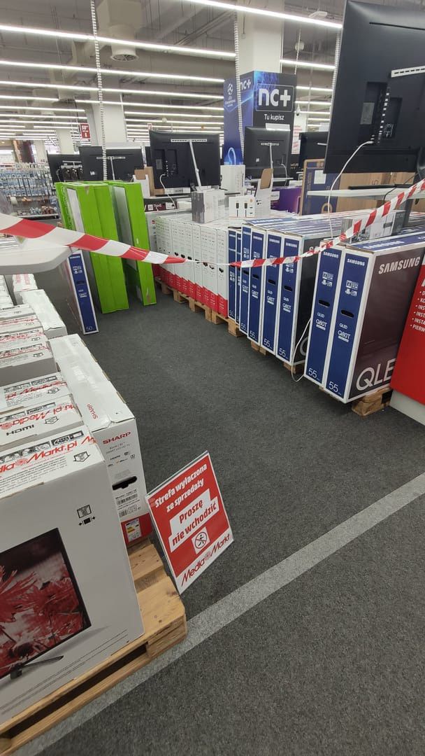 W sklepach Media Markt pojawiły się czerwone taśmy. "Strefa wyłączona ze sprzedaży" 
