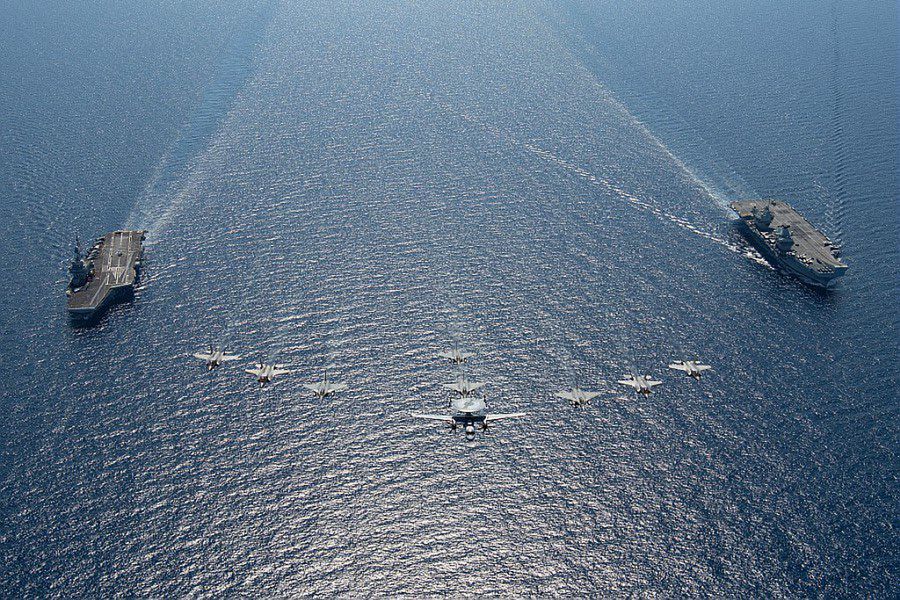 Lotniskowce Charles De Gaulle (po prawej) i Queen Elizabeth (po lewej) oraz operujące z nich samoloty: (od lewej) Dassault Rafale, E-2C Hawkeye, F35B