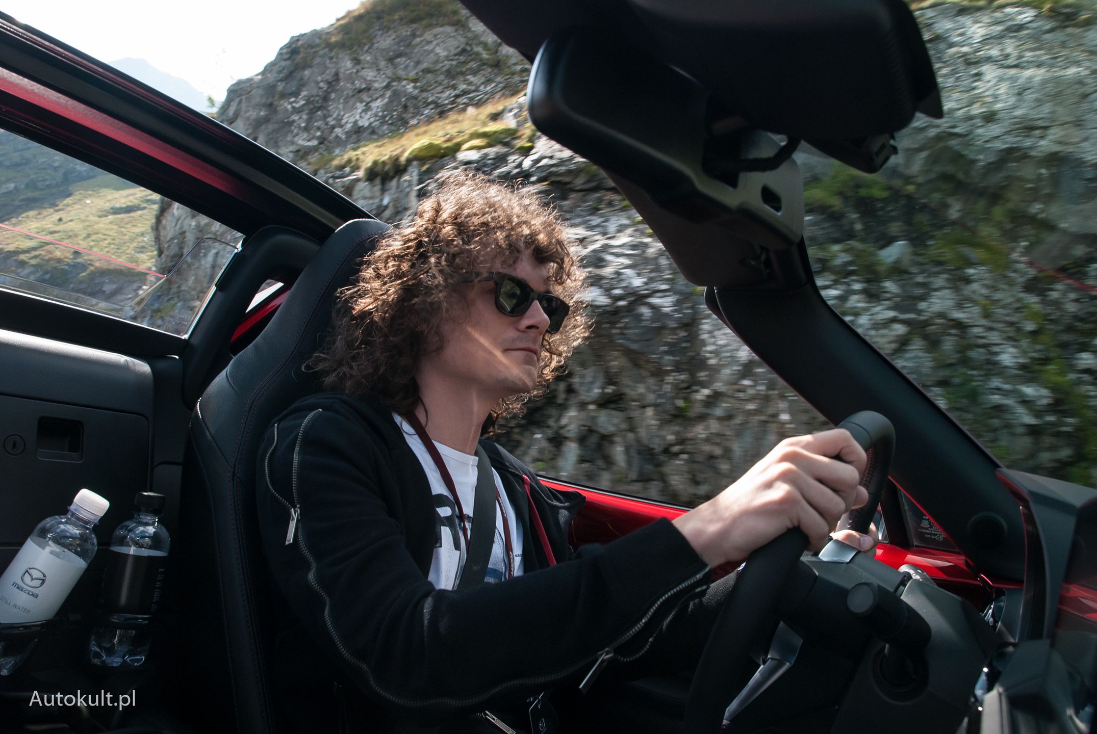 180 cm wzrostu to wartość graniczna. Mazda MX-5 jest naprawdę kompaktowa