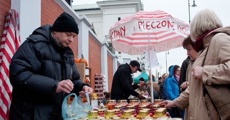 Wydatki na Wszystkich Świętych. Zobacz, ile zapłacimy za znicze, kwiaty i podróże