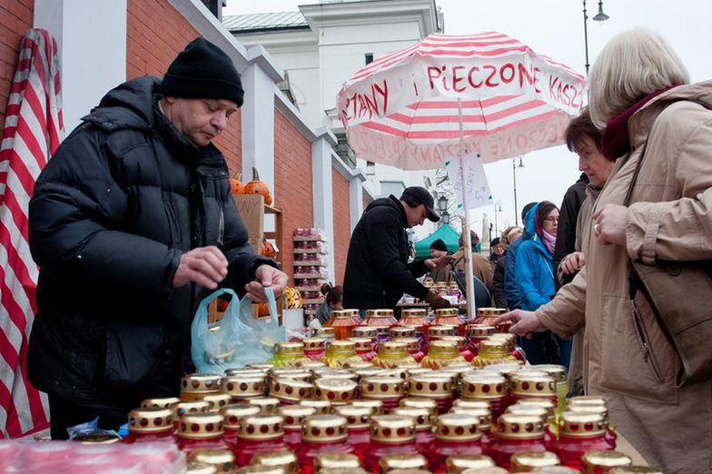 Wydatki na Wszystkich Świętych. Zobacz, ile zapłacimy za znicze, kwiaty i podróże