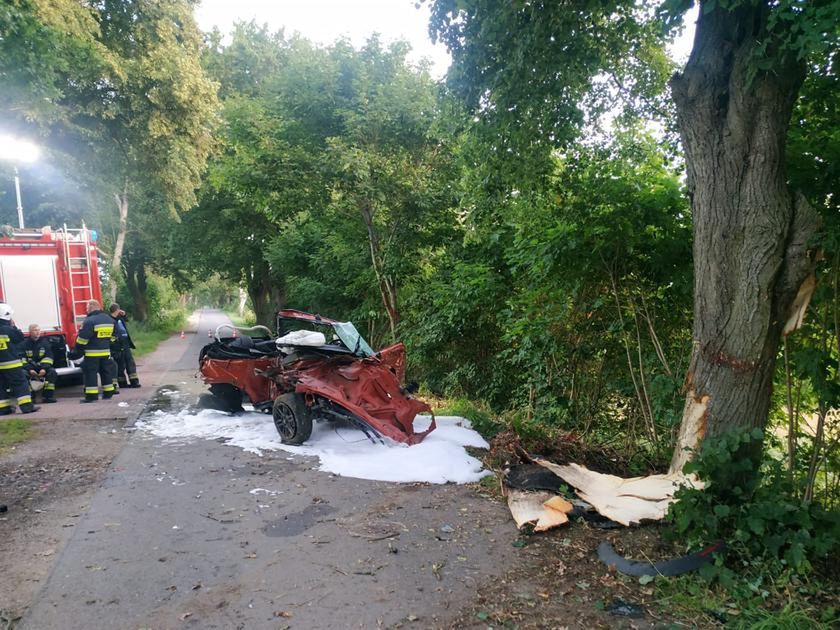 Samochód osobowy uderzył w drzewo. Nie żyją trzy osoby