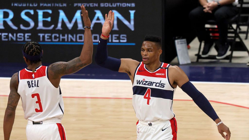 Zdjęcie okładkowe artykułu: Getty Images /  Rob Carr / Na zdjęciu: Bradley Beal i Russell Westbrook