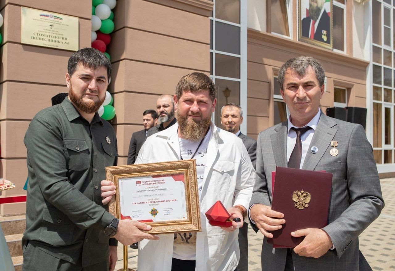 Kadyrow odznaczył 27-letniego siostrzeńca. Putin się zgodził