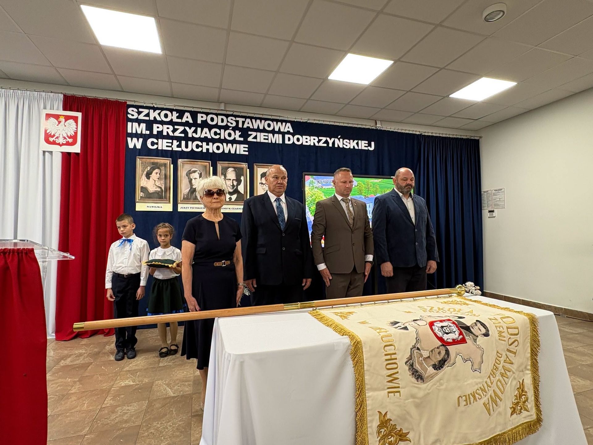 Patronami szkoły zostali Nawojka, Janina Jakubowska, Henryk Czarnecki i Jerzy Pietrkiewicz