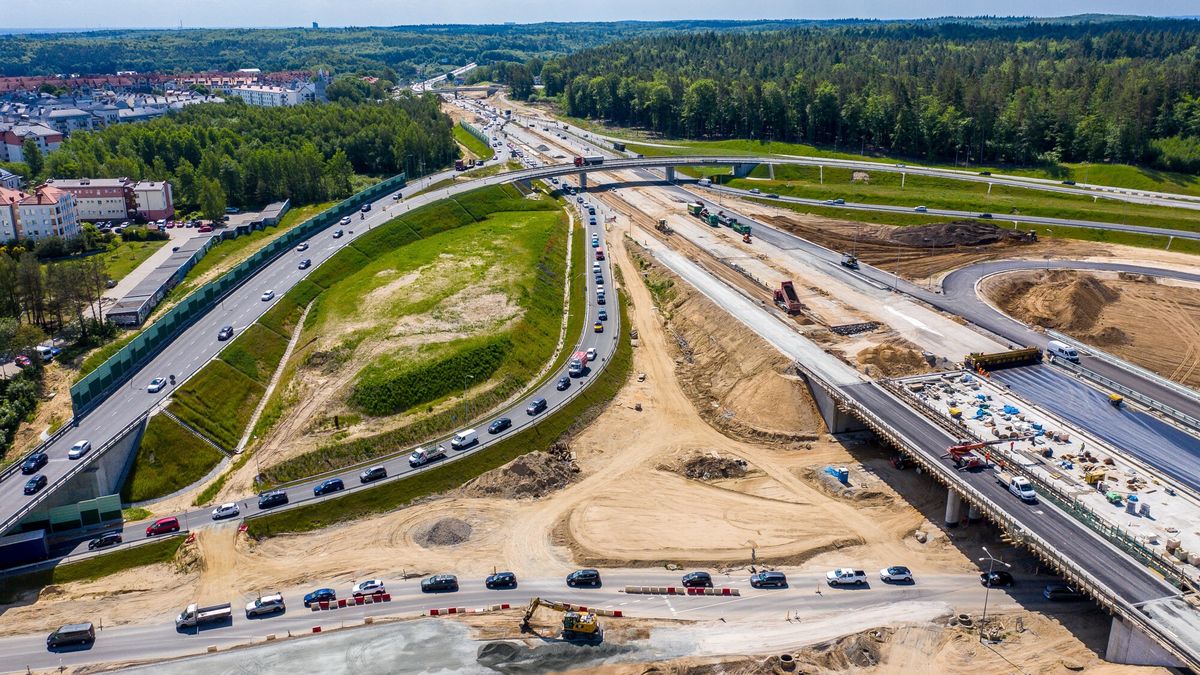 Budowa Trasy Kaszubskiej - W?ze? Wielki Kack w Gdyni
11.06.2022 Gdynia Budowa Trasy Kaszubskiej - drogi ekspresowej S6 laczacej Trojmiasto ze Szczecinem.  Realizacja zadania Gdynia - Bozepole Wielkie.  N/z Wezel Wielki Kack - miejsce polaczenia budowanej S6 z Obwodnica Trojmiasta.  Fot. Przemek Swiderski/REPORTER
Przemek Swiderski/REPORTER