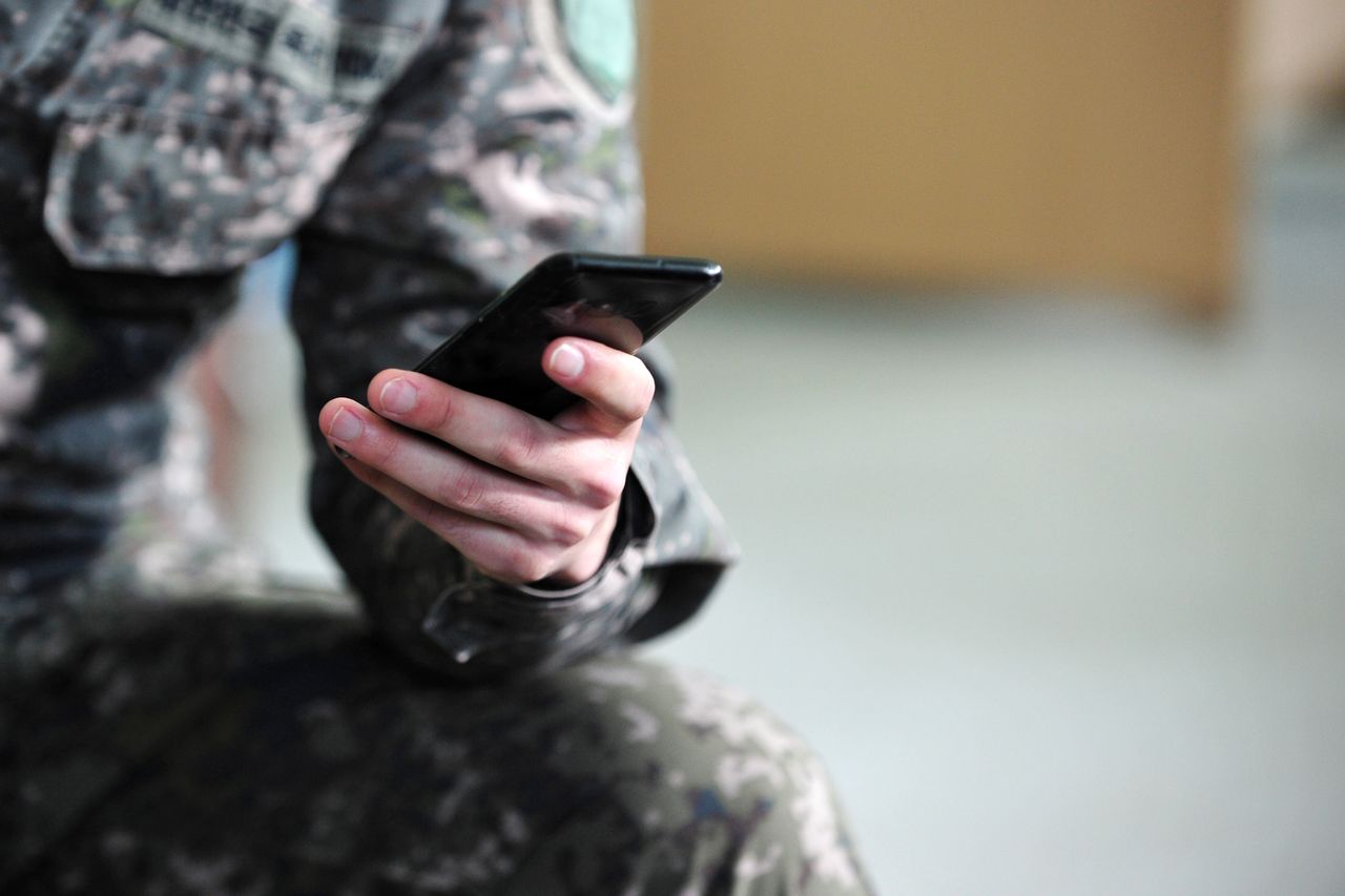 Russian parliament restricts soldier phone use amidst rising complaints