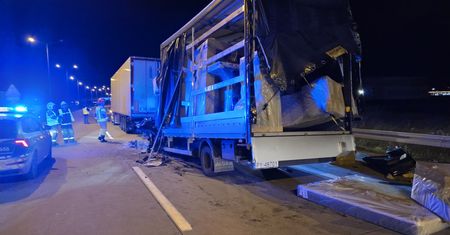 Bus wjechał w ciężarówkę na A4. Dwie osoby ranne